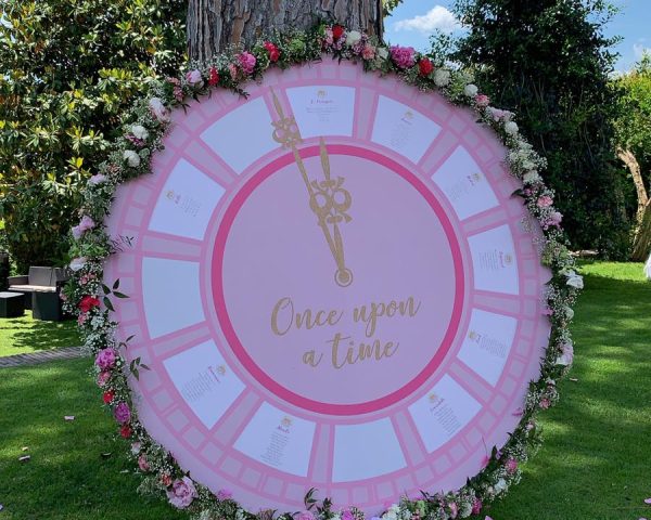 Realizzazione grafica elegante alice in wonderland per tableau battesimo rosa